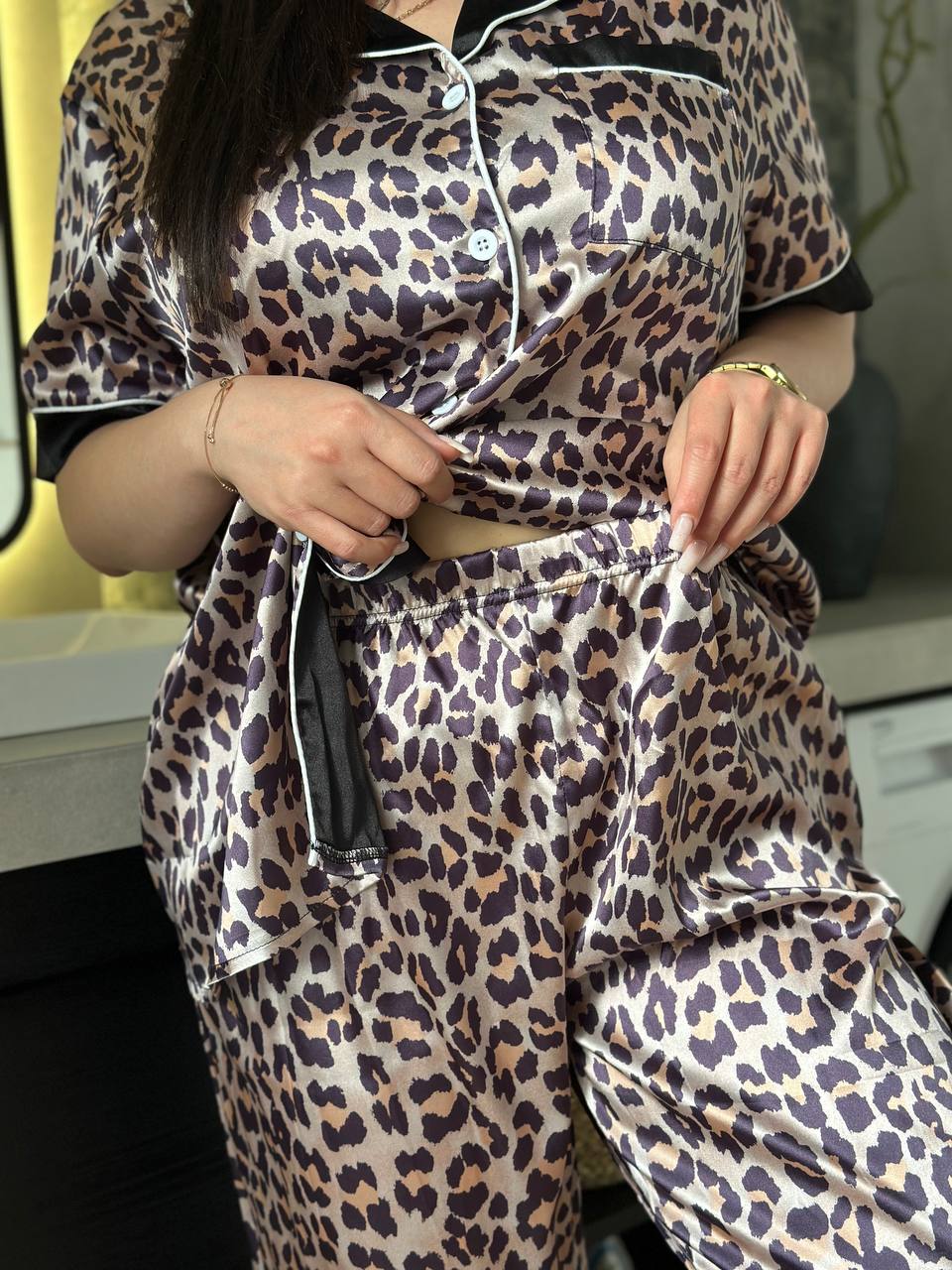 Жіноча шовкова піжама в леопардовий принт (Plus Size 2XL–5XL) / Стильний домашній костюм - Зображення 4