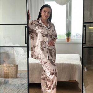 Жінка в елегантній шовковій піжамі батал зі штанами на ґудзиках