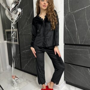 Вишукана оксамитова піжама з чорним мереживом. Жіночий домашній костюм з сорочкою на ґудзиках та штанами.