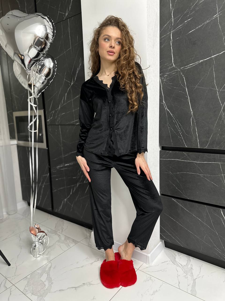 Вишукана оксамитова піжама з чорним мереживом. Жіночий домашній костюм з сорочкою на ґудзиках та штанами.